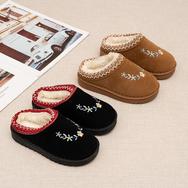 Embroidery Online - 幼児用、花柄刺繍の冬用スリッパ。裏地はフリース素材で、厚底、履きやすく、暖かく快適な室内履き。